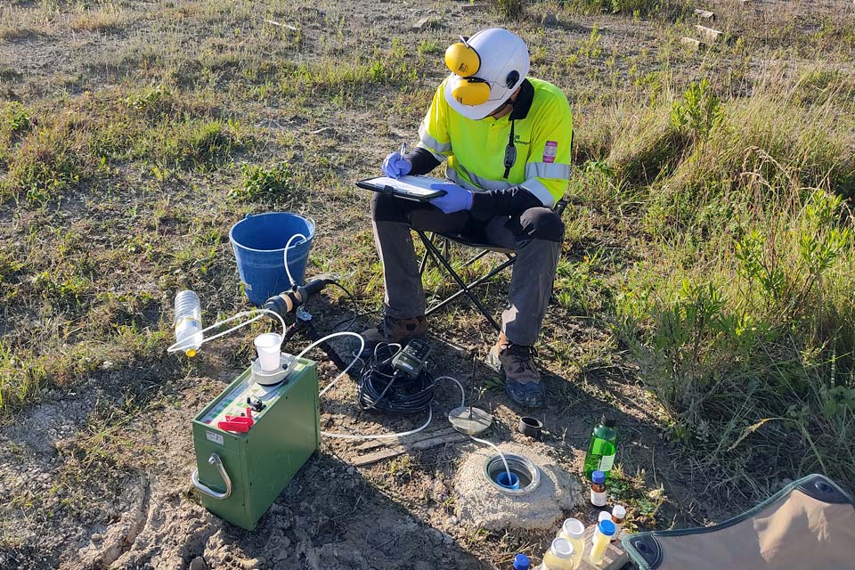 EHS Techniques cuenta con profesionales expertos en materia de suelos y aguas subterráneas contaminadas, con gran experiencia en todas las disciplinas, así como con una red de empresas asociadas que nos permite aumentar el “know-how” a nivel internacional y dar servicio a nuestros clientes allá donde lo necesiten