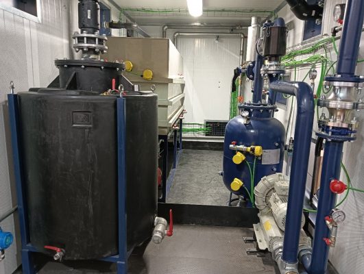 Los estudios se centran especialmente en estas áreas durante las fases exploratorias. Tras la toma de muestras de suelos, vapores del suelo y aguas subterráneas (incluyendo fase inmiscible), se analizan en laboratorios acreditados los compuestos característicos de estas instalaciones (TPH, BTEX, PAH, ETBE y MTBE).