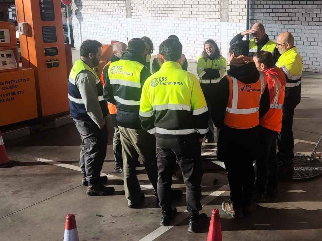 Equipo de EHS Techniques durante la formación técnica en una estación de Plenergy, revisando criterios de caracterización de suelos y gestión ambiental