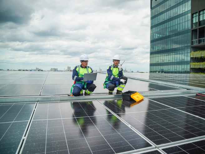 Cómo el sector fotovoltaico puede convertir riesgos en oportunidades en un contexto de crecimiento acelerado, tensiones regulatorias y necesidad de respaldo social.